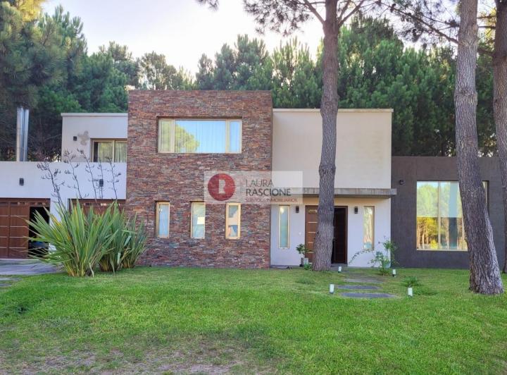 Casa · 356m² · 6 Ambientes · 2 Cocheras