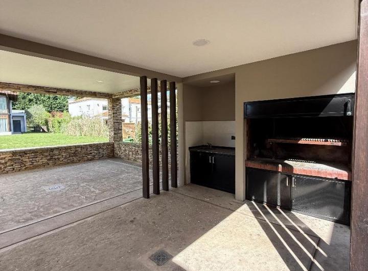 Casa · 200m² · 4 Ambientes · 2 Cocheras