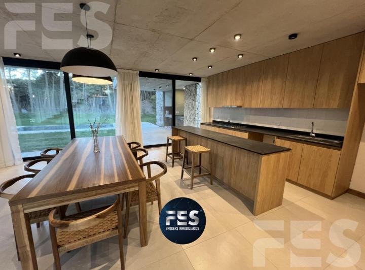 Casa · 204m² · 4 Ambientes · 1 Cochera
