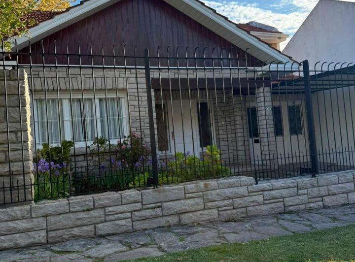 Casa · 245m² · 4 Ambientes · 1 Cochera