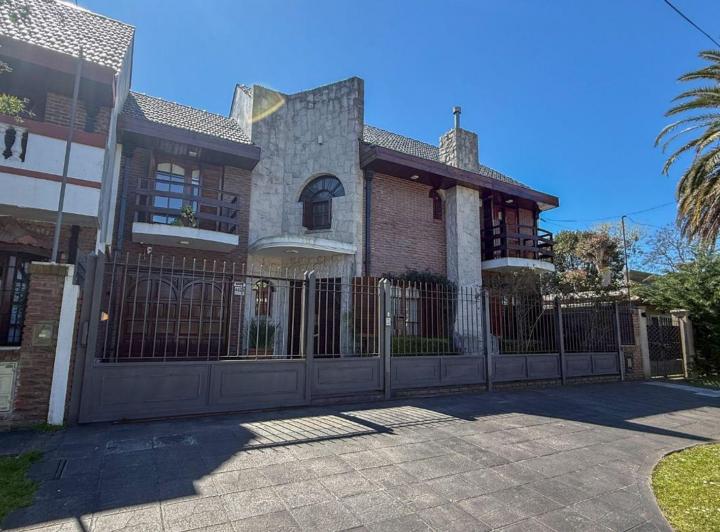 Casa · 223m² · 5 Ambientes · 2 Cocheras
