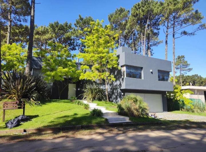 Casa · 200m² · 5 Ambientes · 1 Cochera