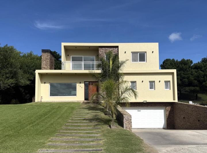 Casa · 270m² · 5 Ambientes · 2 Cocheras