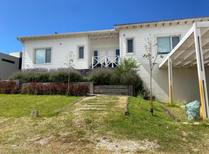 Casa · 140m² · 4 Ambientes · 1 Cochera