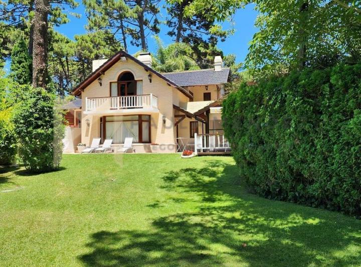 Casa · 300m² · 4 Ambientes · 1 Cochera