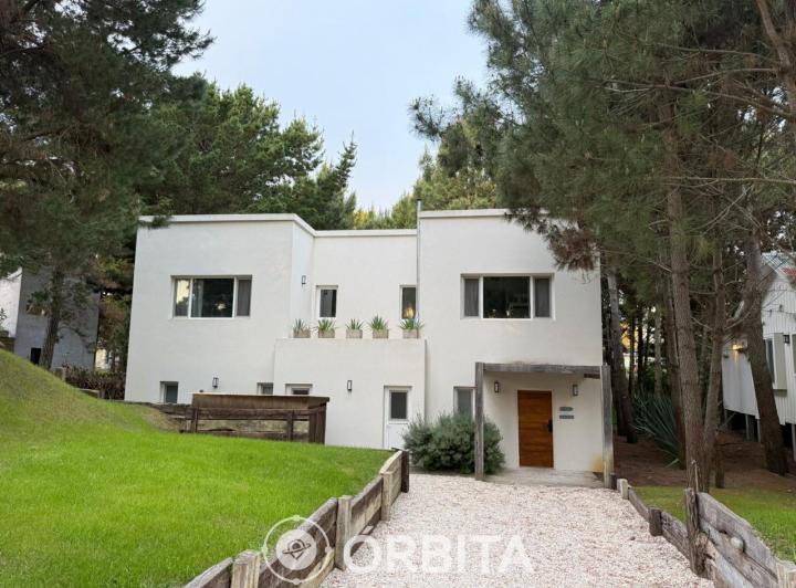 Casa · 250m² · 8 Ambientes · 2 Cocheras