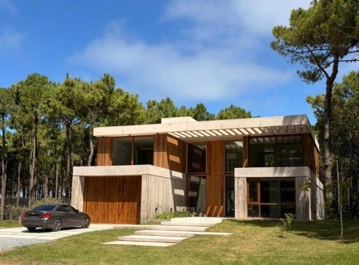 Casa · 373m² · 7 Ambientes · 2 Cocheras