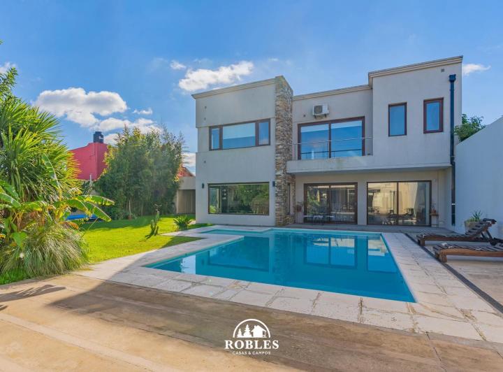 Casa · 860m² · 5 Ambientes · 1 Cochera