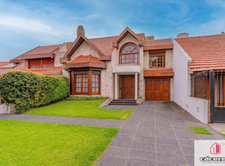 Casa · 300m² · 5 Ambientes · 3 Cocheras
