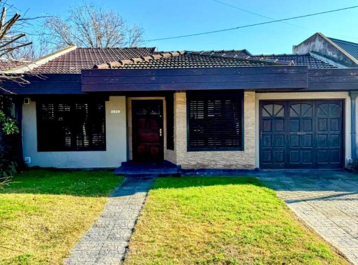 Casa · 141m² · 3 Dormitorios · 2 Cocheras