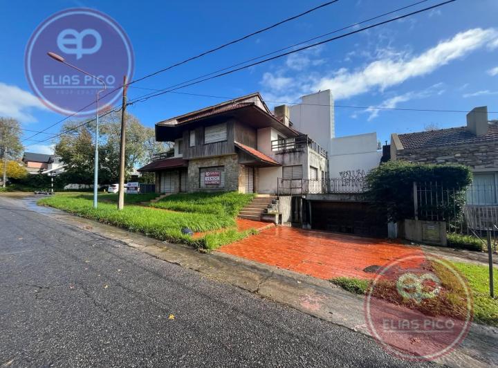 Casa · 330m² · 6 Ambientes · 2 Cocheras