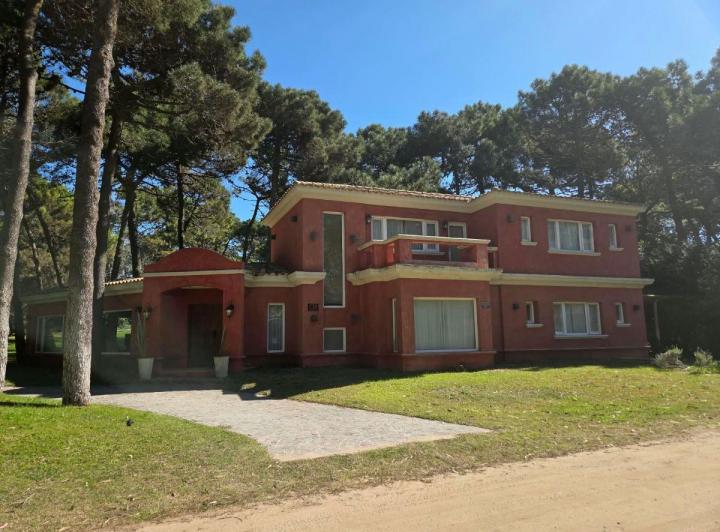 Casa · 310m² · 7 Ambientes · 2 Cocheras