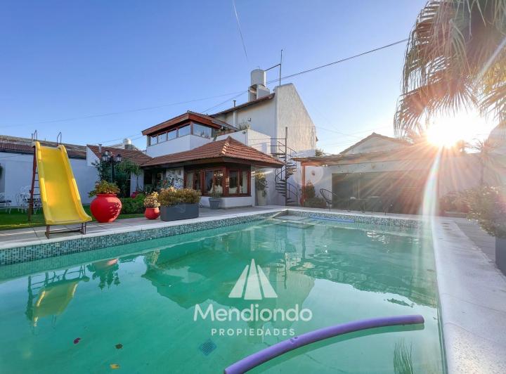 Casa · 322m² · 6 Ambientes · 6 Cocheras