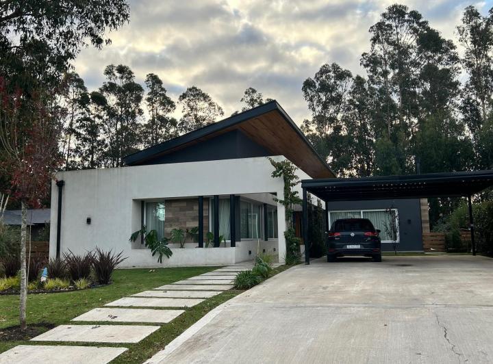 Casa · 200m² · 5 Ambientes · 2 Cocheras