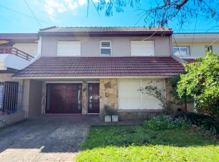 Casa · 225m² · 4 Ambientes · 1 Cochera