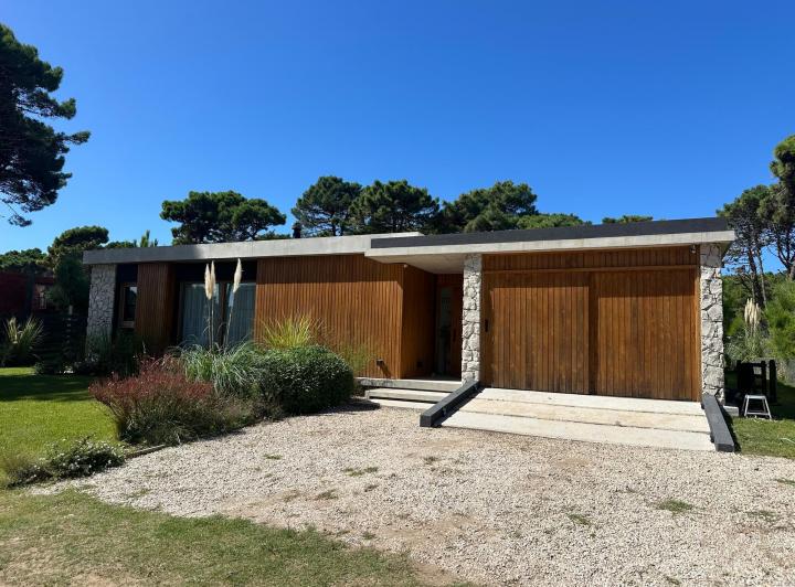 Casa · 210m² · 4 Ambientes · 1 Cochera