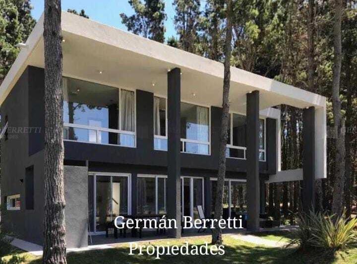 Casa · 350m² · 5 Ambientes · 2 Cocheras