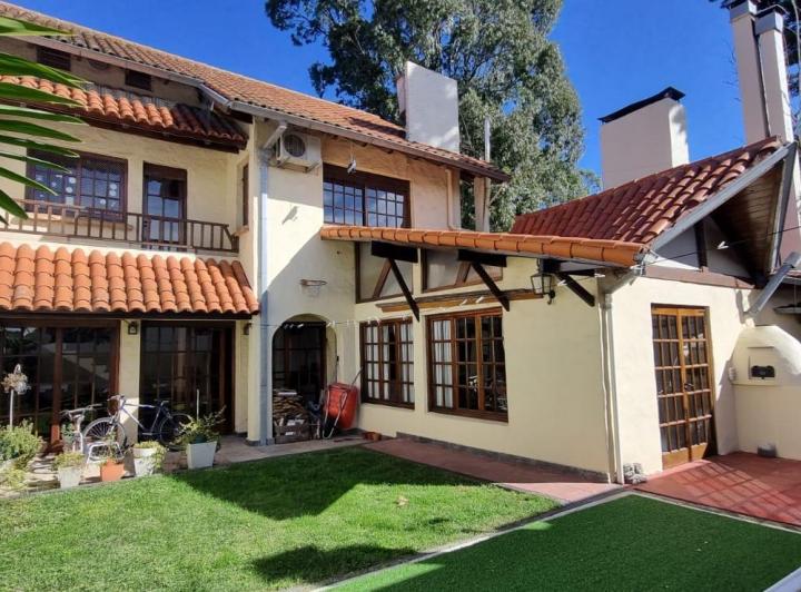 Casa · 300m² · 3 Dormitorios · 2 Cocheras