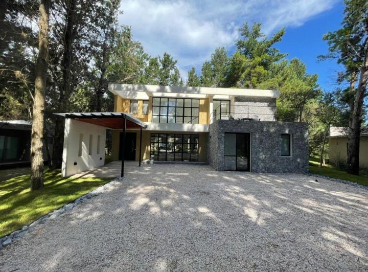 Casa · 220m² · 5 Ambientes