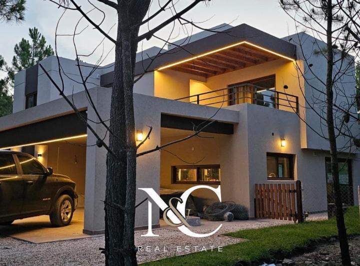Casa · 360m² · 6 Ambientes · 1 Cochera