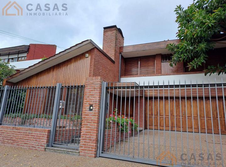 Casa · 387m² · 5 Ambientes · 4 Cocheras