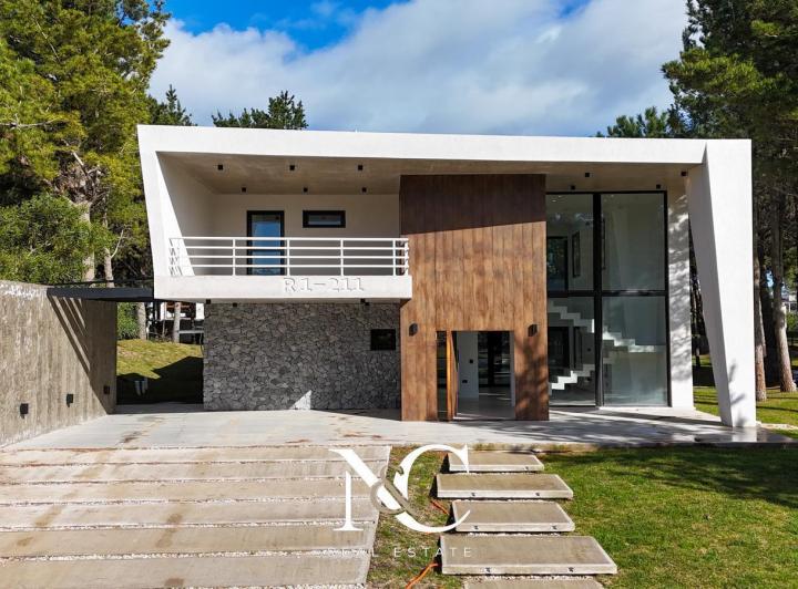 Casa · 214m² · 5 Ambientes · 1 Cochera