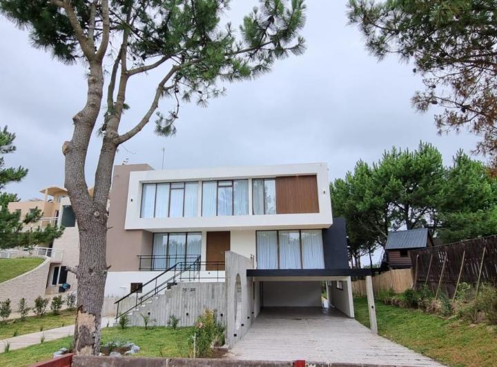Casa · 500m² · 9 Ambientes · 4 Cocheras