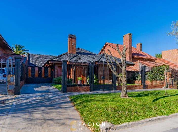 Casa · 350m² · 5 Ambientes · 1 Cochera