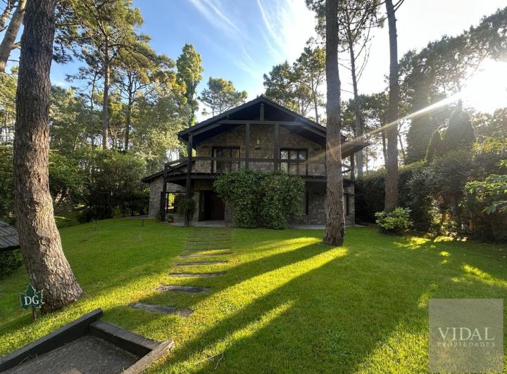 Casa · 400m² · 5 Ambientes · 2 Cocheras