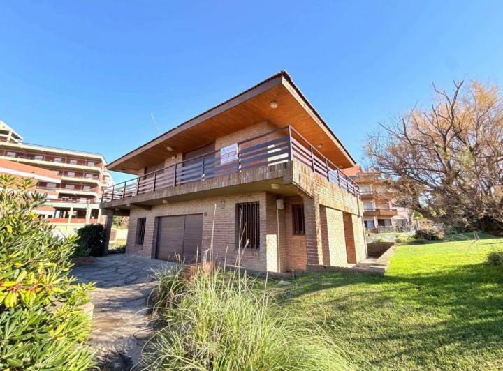 Casa · 345m² · 5 Ambientes · 2 Cocheras