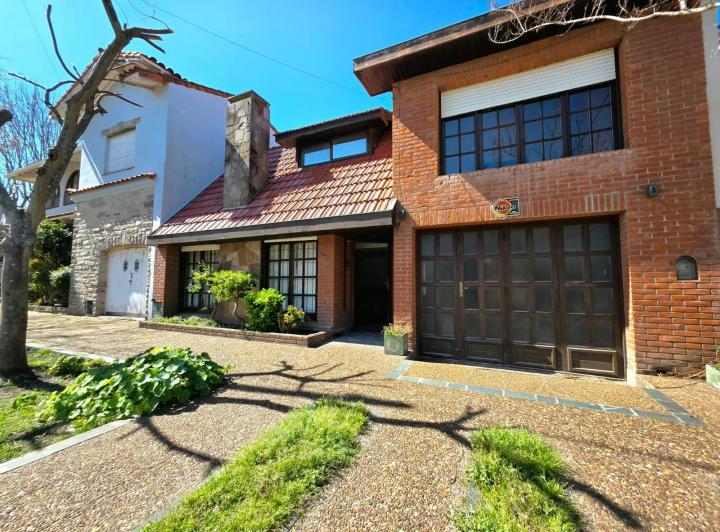 Casa · 218m² · 6 Ambientes · 1 Cochera