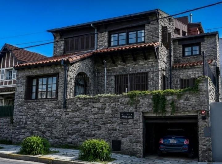 Casa · 335m² · 17 Ambientes · 2 Cocheras