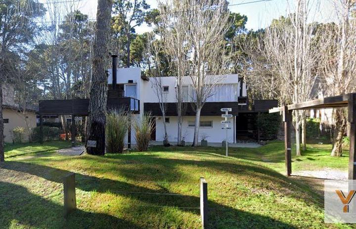 Casa · 200m² · 9 Ambientes · 3 Cocheras