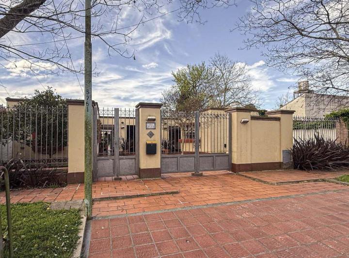 Casa · 240m² · 4 Ambientes · 3 Cocheras