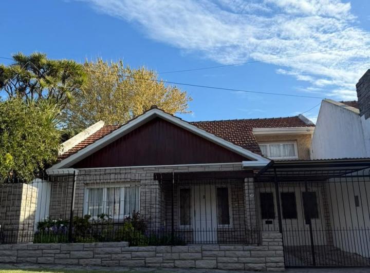 Casa · 245m² · 4 Ambientes · 1 Cochera