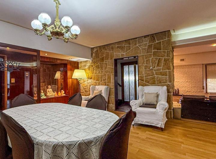 Casa · 243m² · 6 Ambientes · 2 Cocheras
