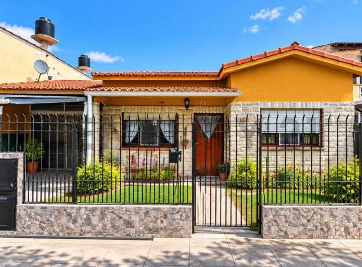 Casa · 120m² · 3 Ambientes · 4 Cocheras