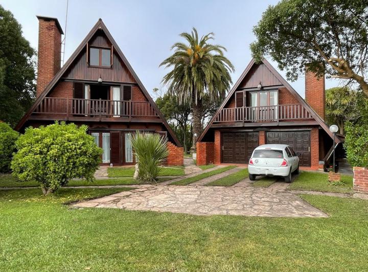 Casa · 251m² · 7 Dormitorios · 2 Cocheras
