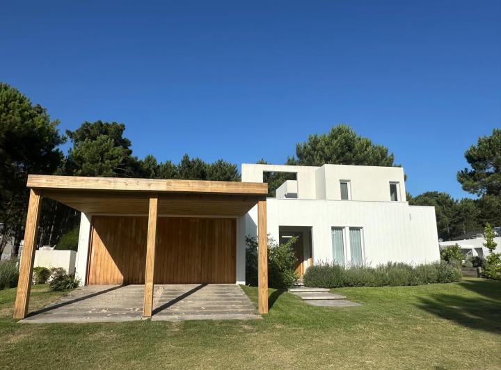Casa · 250m² · 5 Ambientes · 2 Cocheras