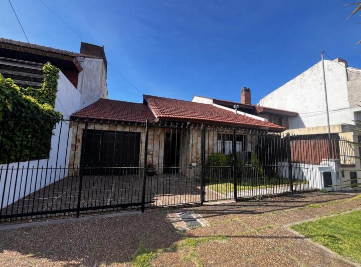 Casa · 140m² · 4 Ambientes · 2 Cocheras