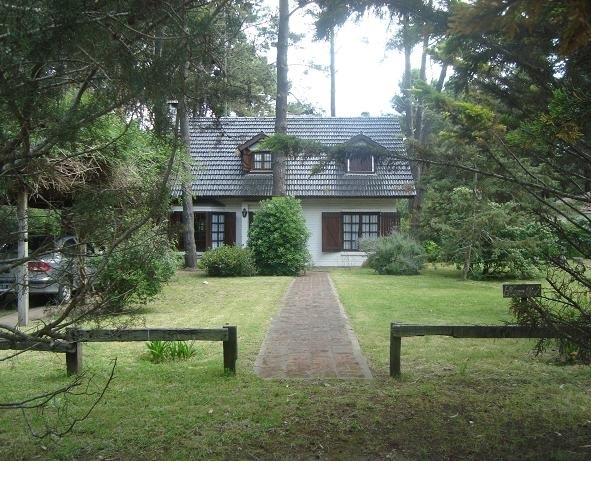 Casa · 140m² · 6 Ambientes · 3 Cocheras