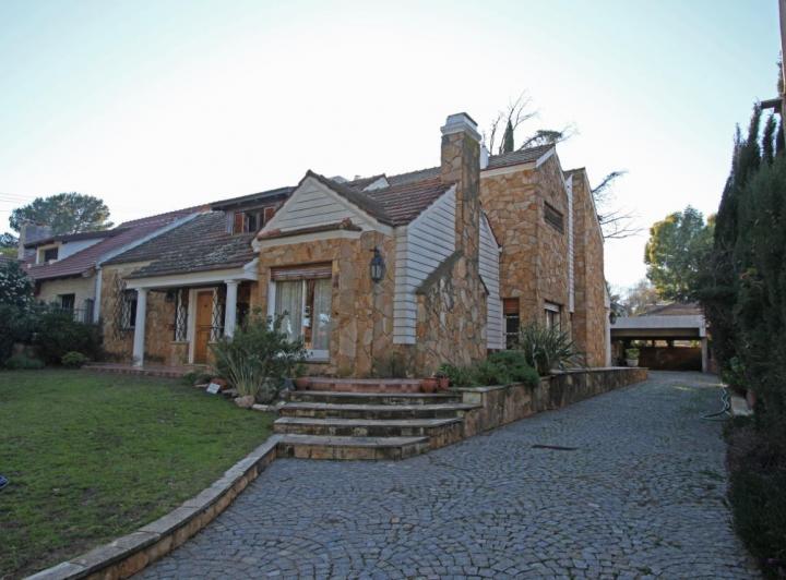 Casa · 372m² · 4 Dormitorios · 2 Cocheras