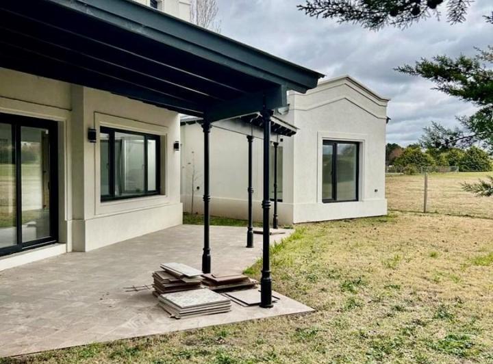Casa · 220m² · 4 Ambientes · 1 Cochera