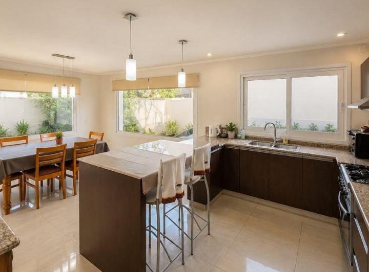 Casa · 320m² · 5 Ambientes · 2 Cocheras
