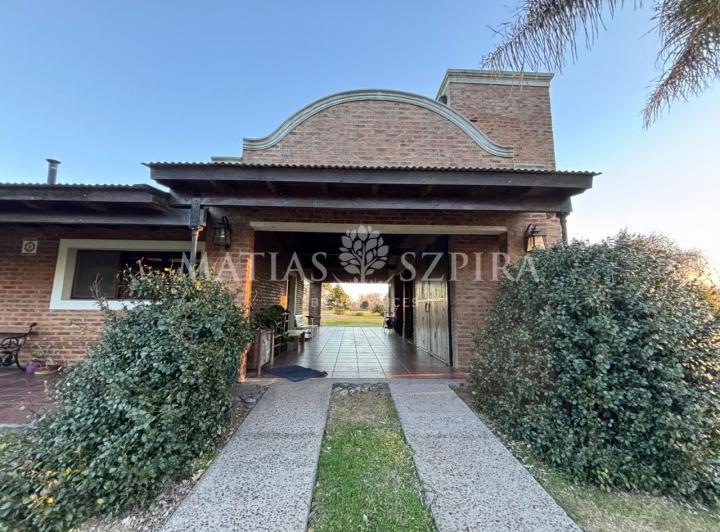Campo · 240m² · 3 Ambientes · 2 Cocheras