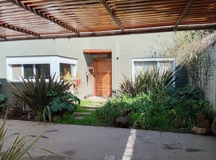 Casa · 175m² · 2 Dormitorios · 2 Cocheras