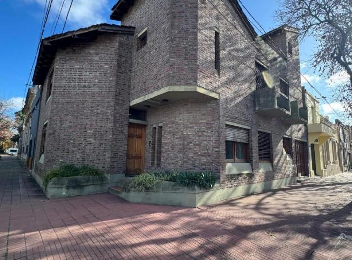 Casa · 225m² · 5 Ambientes · 1 Cochera