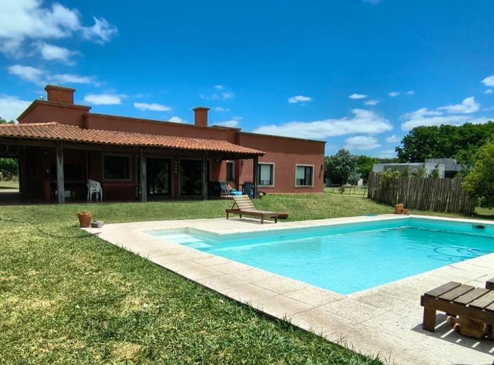 Casa · 250m² · 6 Ambientes · 3 Cocheras