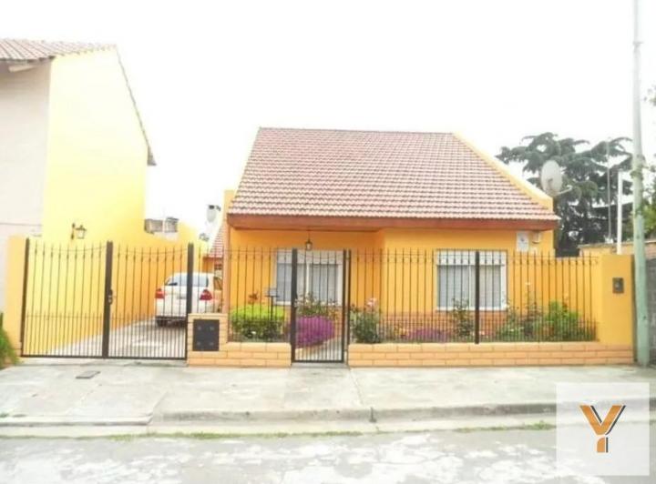 Casa · 235m² · 4 Ambientes · 1 Cochera