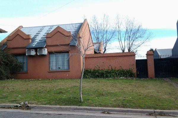 Casa · 220m² · 3 Ambientes · 1 Cochera